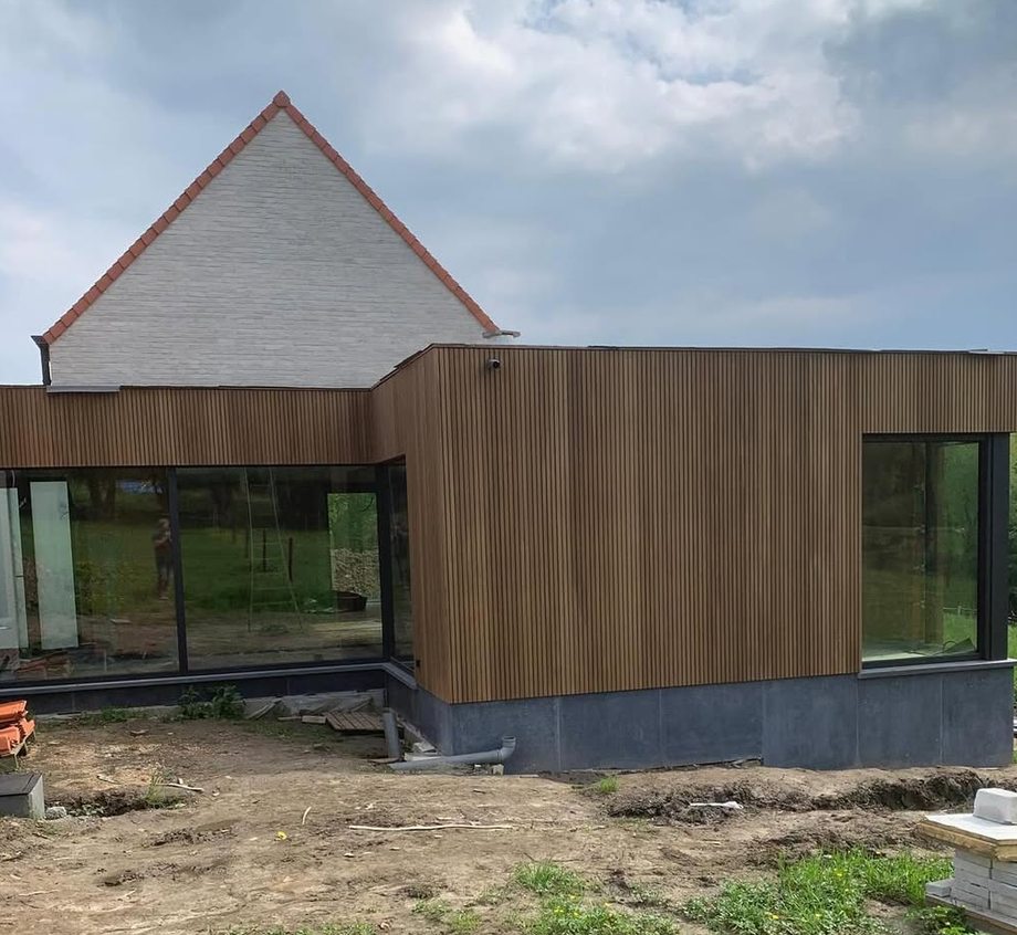 Woninguitbreiding met houten gevelbekleding