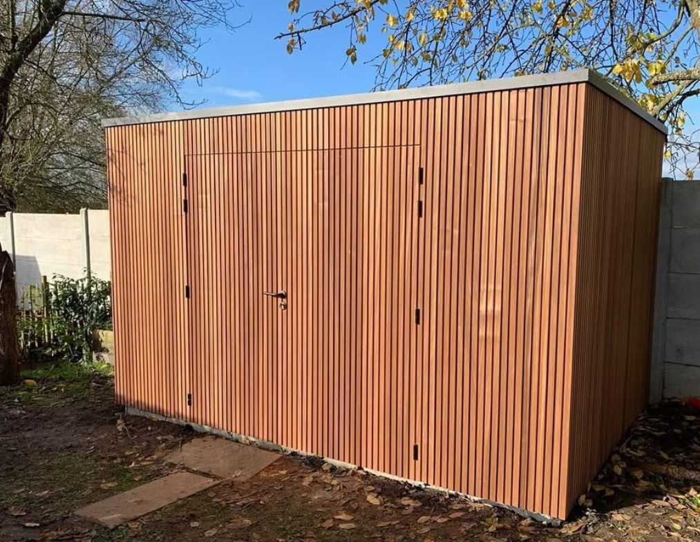 Tuinhuis met verticale houten latten
